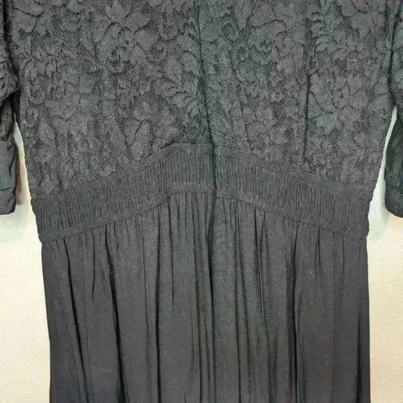 NWT Simplee Long Black lacey dress Size Medium with Bell sleeves and lace accent - Picture 3 of 10